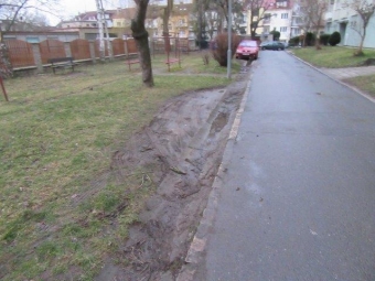 Chodník a parkování u školky před domy 1648-1653 IMG_0288.jpg.
