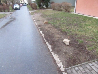 Chodník a parkování u školky před domy 1648-1653 IMG_0281.jpg.