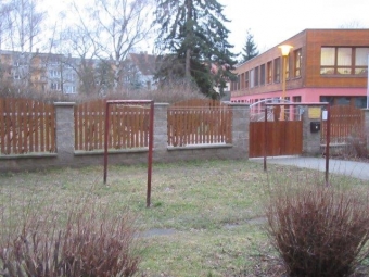 Chodník a parkování u školky před domy 1648-1653 IMG_0282.jpg.