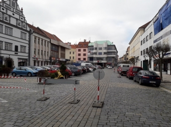 Velké náměstí s pěší zónou, kašnou i parkovištěm 4.jpg.