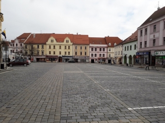 Velké náměstí s pěší zónou, kašnou i parkovištěm 3.jpg.