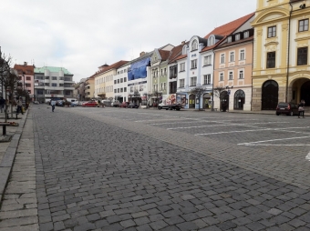 Velké náměstí s pěší zónou, kašnou i parkovištěm 5.jpg.