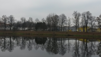 Odpočinkové molo na Otavě schody, podled z druhého břehu.jpg.